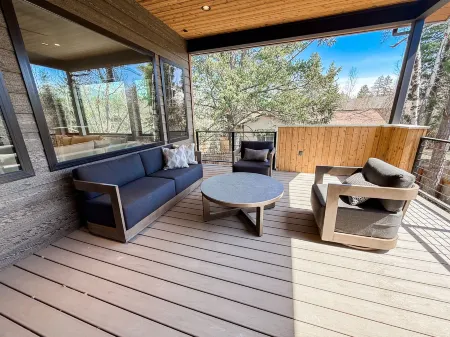 Perfect Location | Brand New Luxury Villa | 4 Bed / 4 Bath | Sleeps 10!