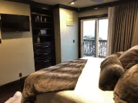 Scenic Balcony and Spacious Outdoor Area - Charming Escape Hotels in Township 1