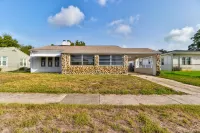 Spacious Home Close to Beach and Downtown - Charming Shark-Themed Retreat Hotels in Holly Hill