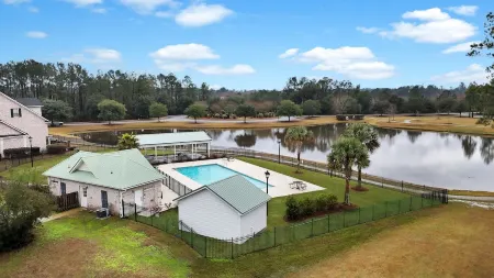 Modern Townhome in Pooler | Pool & Trails Отели рядом с достопримечательностью «Спортивная площадка Стиплчейз»