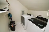 Chic Retreat - Spacious Loft with Modern Charm