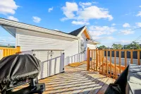 Spacious Retreat with Nostalgic Touches - Charming Coastal Oasis