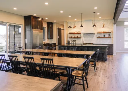 New!!! Mountain Luxury Lodge, 7 Suites, Private Lake, Family Gatherings/Weddings