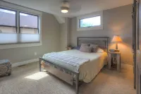 Stylish Townhome with Modern Kitchen and Views - Charming Retreat