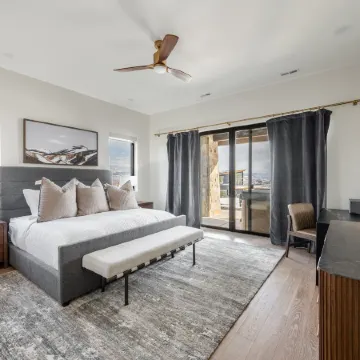 Breathtaking Mountain and Lake Views, Expansive Balcony, Private Hot Tub, BBQ Grill. Perfect Summer!