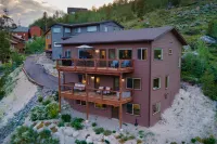 Expansive Mountain Views and Pool Table - Stunning New Escape