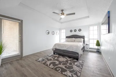 Fully Stocked Kitchen and High Speed Internet - Stylish Cozy Escape Отели рядом с достопримечательностью «Mesquite Convention Center»