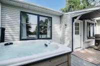 Hot Tub and Scenic Lake Views - Stunning Tranquil Retreat Hotels in Hayes Township