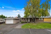 Panoramic Lake View, Spacious Backyard and Smart TV - Charming Retreat Hotels in Kenmore