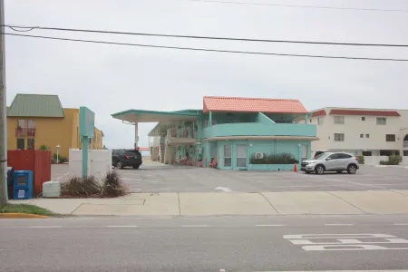 Free Fun and Top Attractions Included - Charming Efficiency Retreat