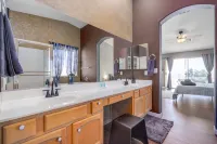 Themed Rooms, Outdoor Kitchen and Scenic Views - Charming Family Retreat