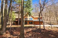 Stunning Haven - Modern Kitchen, Great Room, Spacious Deck Hotels in Friendship Township