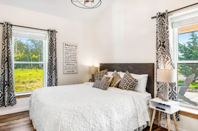Modern cottage with covered deck, grill & fireplace - walk to beach/bars/dining