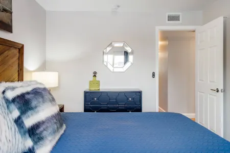 Private BBQ Patio and Community Pool - Charming Boutique Retreat Отели рядом с достопримечательностью «On The Edge Gallery»