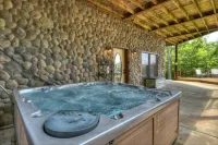 Hot Tub, Outdoor Fireplace and Scenic Views - Stunning Mountain Retreat Hotels in Fannin County