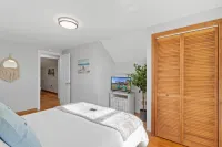 Cozy Fire Pit and Inviting Outdoor Space - Charming Escape Hotels in Gloucester