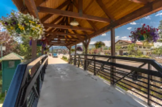 Access to Trails and Cozy Comforts - Stunning Mountain Retreat