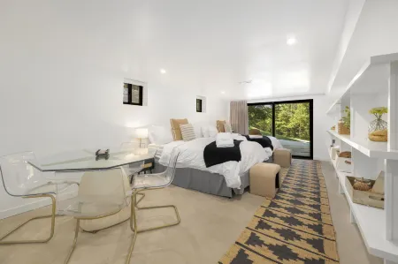 Serene Nature Views and Spacious Living Areas - Luxurious Modern Retreat