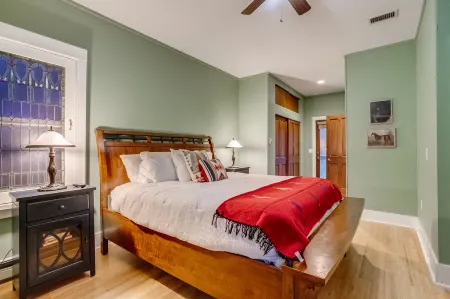 Mountain Views and Fenced Yard - Charming Golden Hideaway Отели рядом с достопримечательностью «Маунт Голиат Нэчурал Арея»