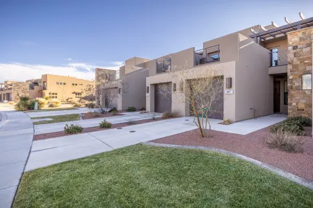 Heated Pool and Beautiful Golf Course Access - Exquisite Oasis Retreat