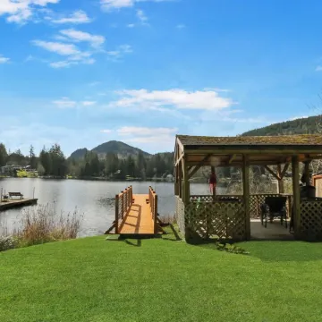 Lake Front Retreat at Cain Lake
