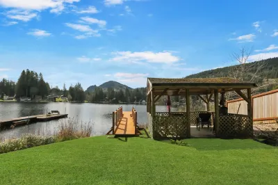 Lake Front Retreat at Cain Lake Bellingham Rock Landmark 주변 호텔