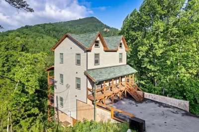 Summer Deal! Hot Tub • Fire Pit • Games • Cozy Cabin Getaway • Sleeps 12 Hotels near Cove Mountain Fire Tower