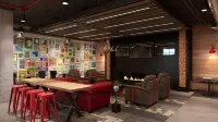 Stunning 4-Br Houses with on-Site Pool Hotels in Bloomington