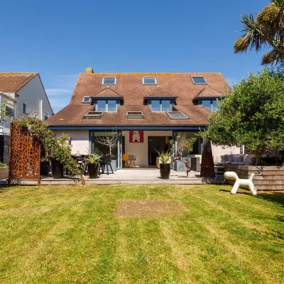 Gorgeous Home for 12 - Walk to Beach - Sea View