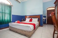RedDoorz @ Genteng Surabaya 2 Hotels in Bubutan