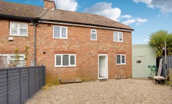 4 Bed - Sleeps 6 - Private Garden - Free Parking