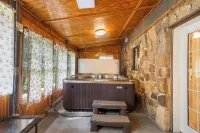 The Cozy Cottage Getaway Hotels in Swan Township