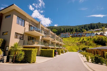 Brookside Gem - Modern 2 Bedroom Apartment Отели рядом с достопримечательностью «Skyline Luge Queenstown»