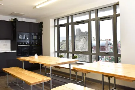 Cwtsh Hostel Отели рядом с достопримечательностью «Waterfront Viewpoint»