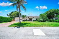 Pool! Walk to Private Beach & Historic Lighthouse!