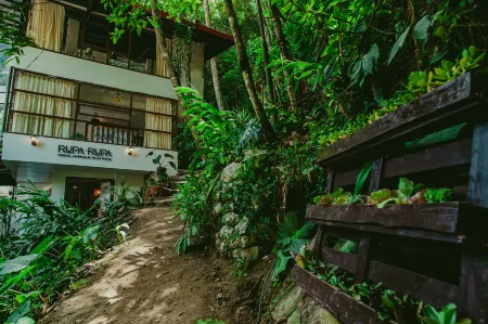 Rupa Rupa High Jungle Eco B&B Отели рядом с достопримечательностью «Temple of the Three Windows»