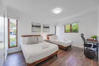 Awesome House with Pool Westchester Hotel dekat Florida International University