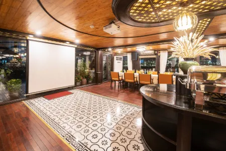 Victory Star Cruise Отели рядом с достопримечательностью «Bai Chay»