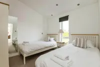 Remarkable 3-Bed Lodge in Honiton فنادق في Burlescombe