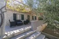 House Santa Barbara Hotels near Museum of Brac