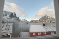 Reine Rorbuer - by Classic Norway Hotels - Mountain view