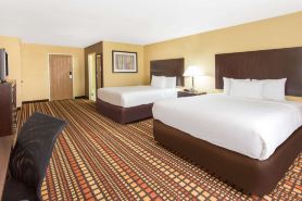 Days Inn & Suites by Wyndham Davenport East