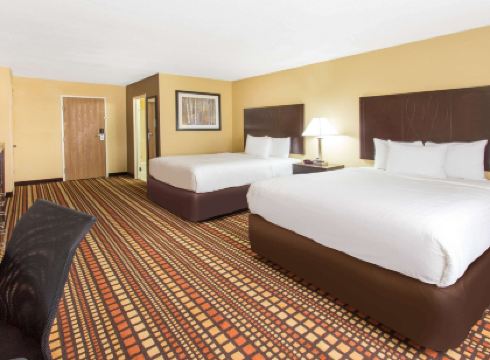 Days Inn & Suites by Wyndham Davenport East