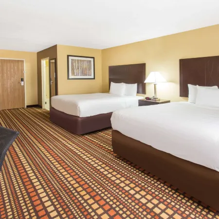 Days Inn & Suites by Wyndham Davenport East
