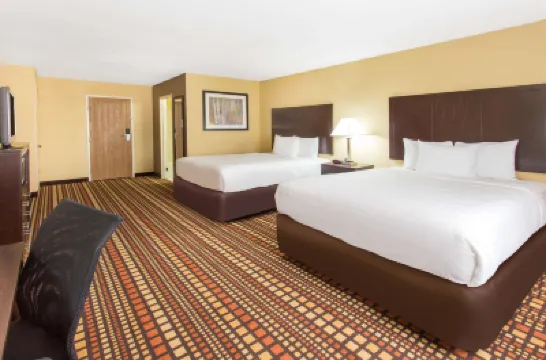 Days Inn & Suites by Wyndham Davenport East Hotels in 