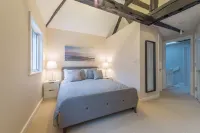 Central Windsor Apartment Facing the Castle