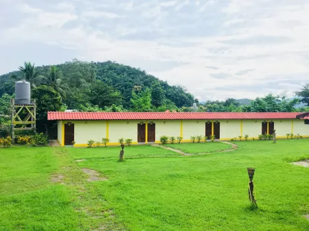 The Creek Garden Resort Huainamrin Отели рядом с достопримечательностью «Wat Phra That Doi Kong Mu»