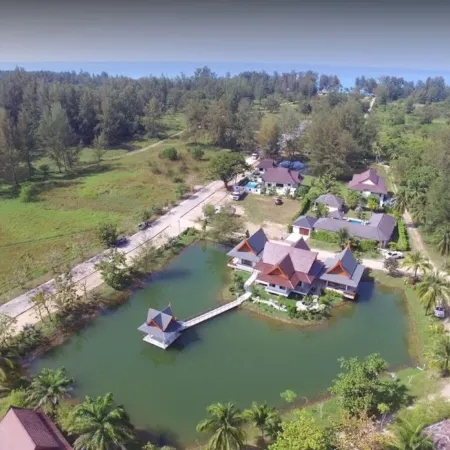 ThaiLife Wellness & Meditation Resort Отели рядом с достопримечательностью «Пляж Бангсак»
