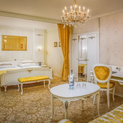 Schlosshotel Römischer Kaiser Hotels near Wiener Staatsoper