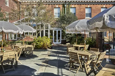 The Vanderbilt, Auberge Resorts Collection Отели рядом с достопримечательностью «Брейкерс»